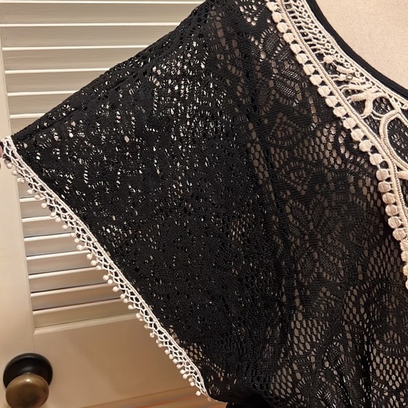 199. Charming Charlie Rain Crocheted Top in Black with White, Size Medium - Picture 4 of 16